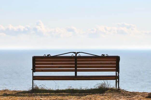 Banco vazio no penhasco antes do fundo do mar lugar pacífico e tranquilo para pensar sozinho