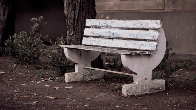 Banco velho em um quadrado desolado