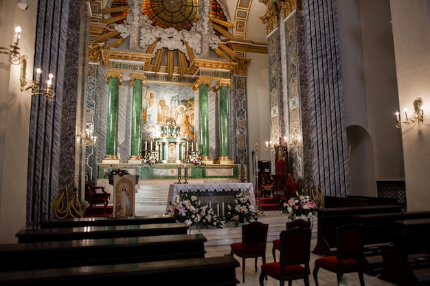 Bancos de madera en el interior de una iglesia católica