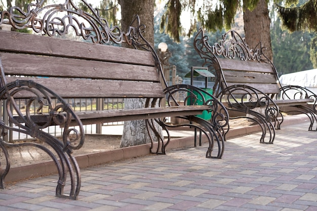 Bancos de madera vacíos en la zona del parque