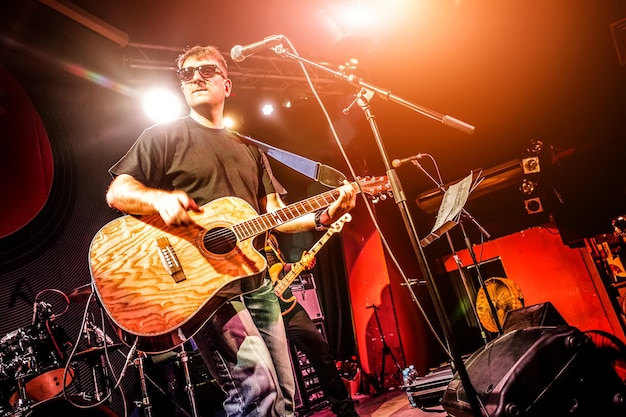 Band tritt auf der Bühne auf, Rockkonzert in einem Nachtclub