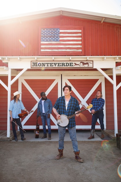 Foto banda de música country cantando ao ar livre