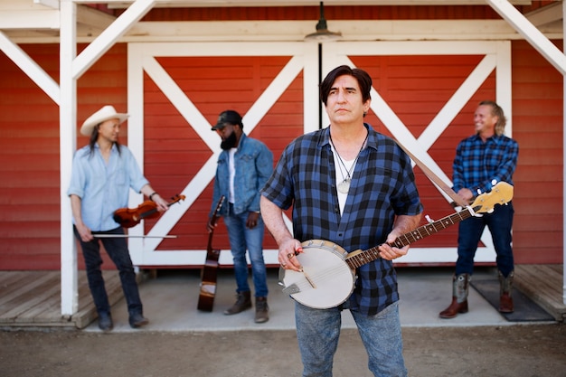 Foto banda de música country cantando ao ar livre