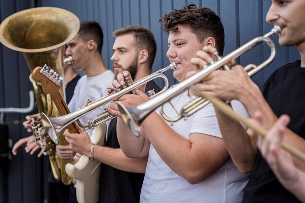 Foto banda de música de rua jovem toca muitos instrumentos musicais