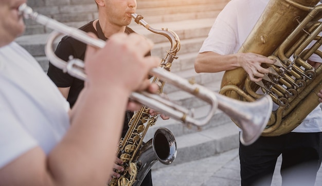 Banda de música de rua jovem toca muitos instrumentos musicais