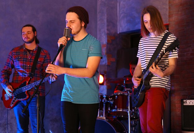 Banda de música tocando no palco