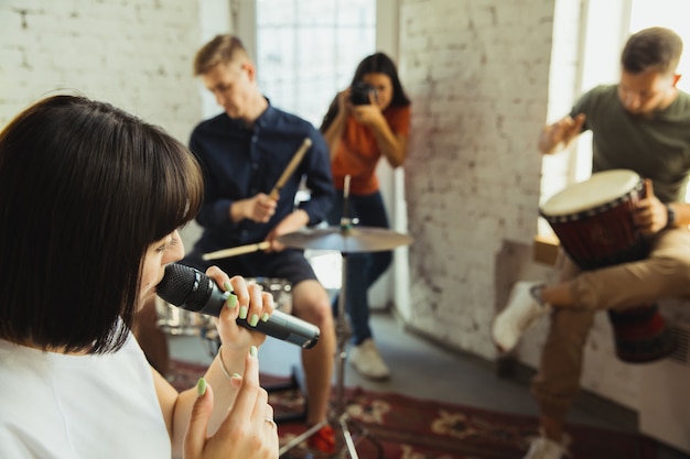 Banda de músicos tocando juntos no local de trabalho de arte com instrumentos