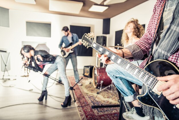 Banda de rock tocando no estúdio de gravação