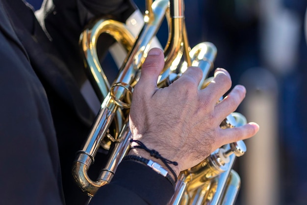 Banda de música callejera actuando en un festival al aire libre