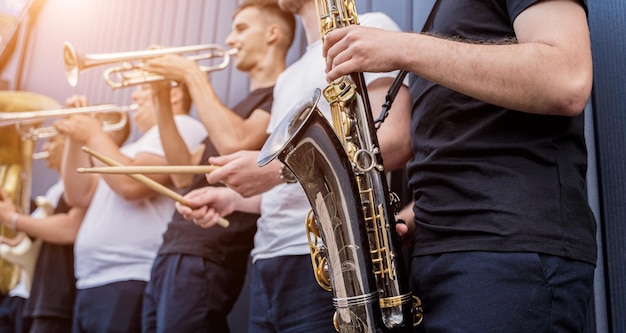 La banda de música callejera joven toca muchos instrumentos musicales.