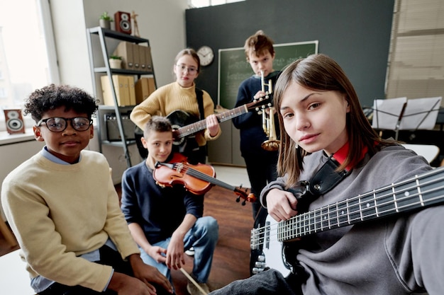 La banda de música de la escuela tomando una selfie