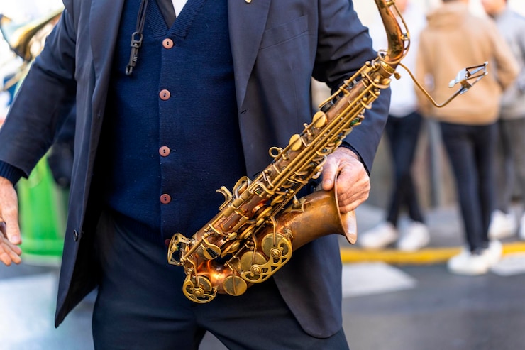 Foto banda de música de instrumentos de viento haciendo música en la calle