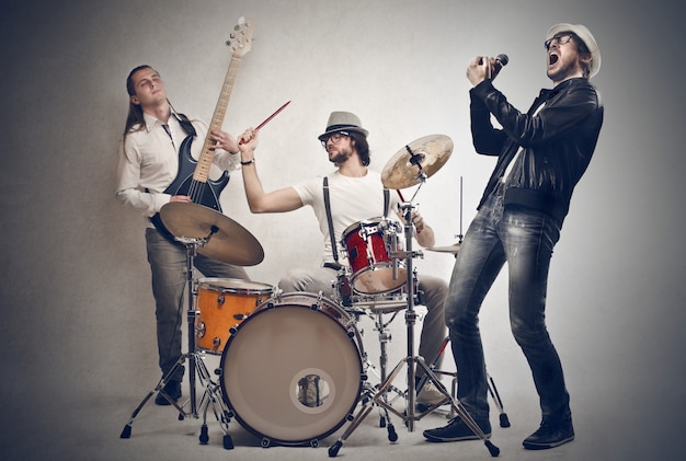 Foto banda de músicos cantando