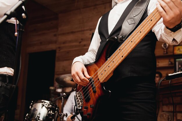 La banda de rock se presenta en el escenario Guitarrista bajo y batería