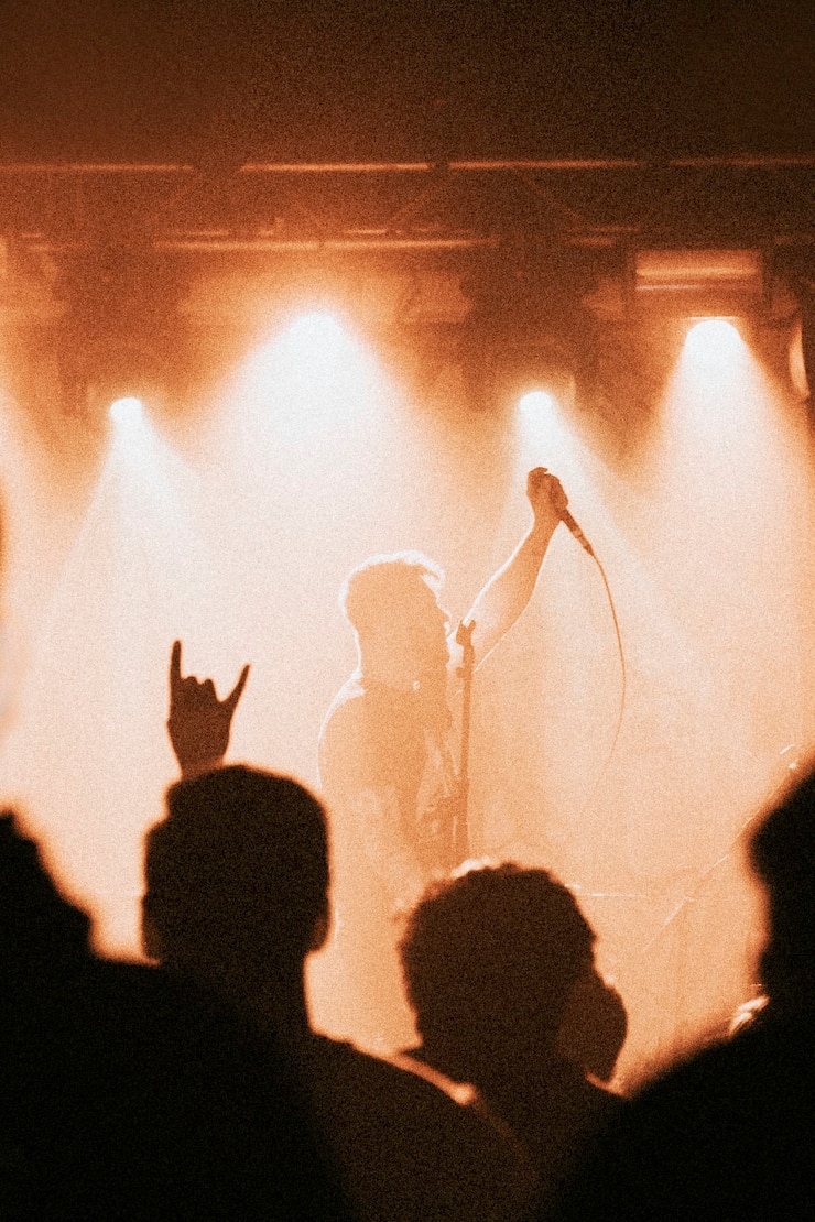 Banda de rock tocando un pequeño show en vivo.