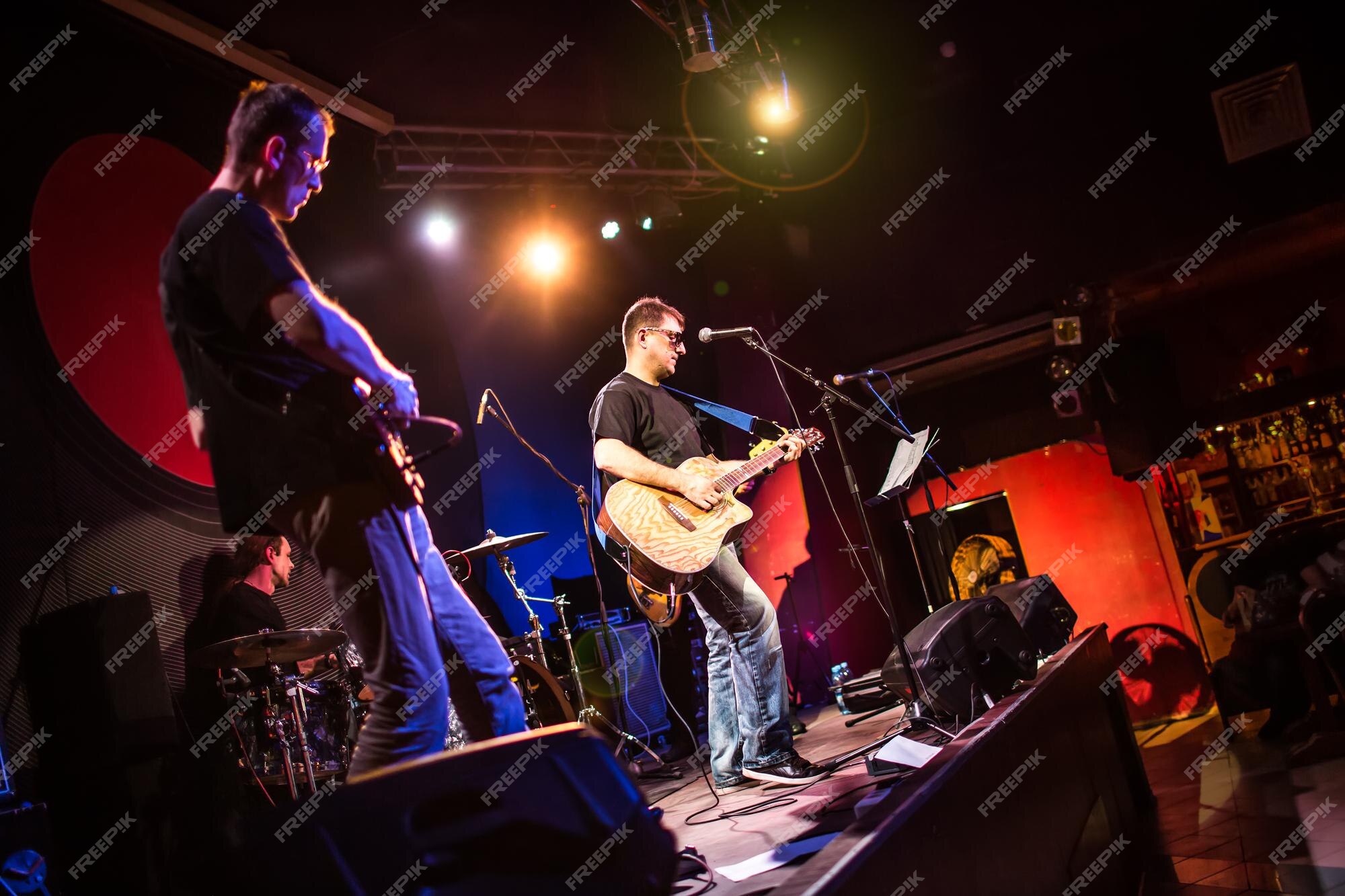 Banda De Orientação Cantando E Emperrando No Palco Em Mai Tai Bar Foto de  Stock Editorial - Imagem de partido, desempenho: 192236193