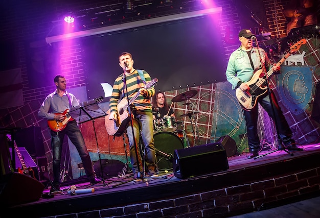 Banda se apresenta no palco, concerto de música rock