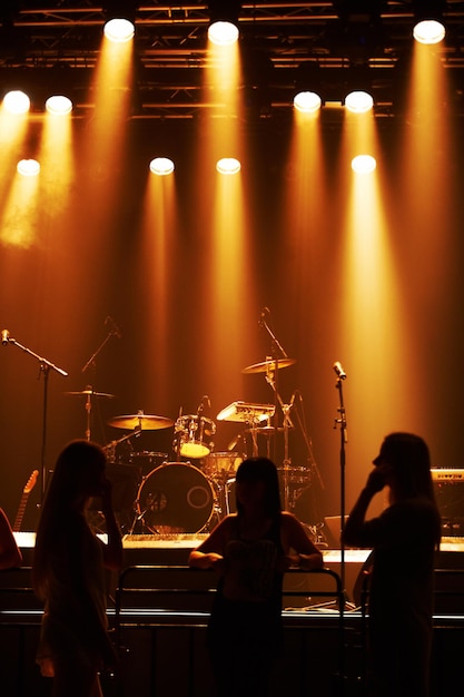 Banda de silueta y tocar en el escenario para reflectores de conciertos e instrumentos para festivales de música Músico de canto y entretenimiento de sonido por equipo de eventos por tecnología y rendimiento de audio