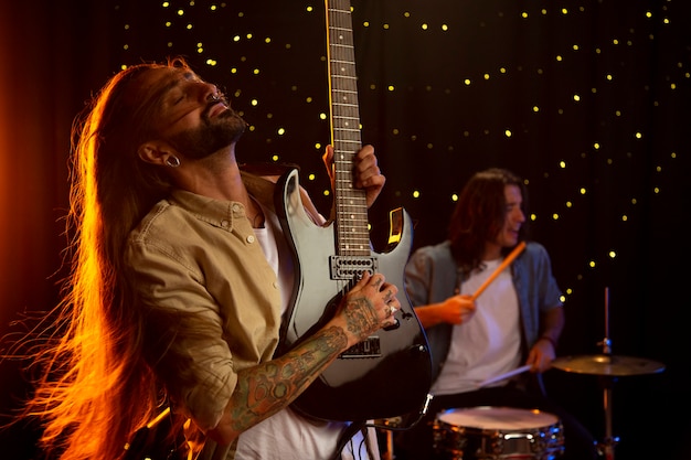 Foto banda de tiro medio actuando en el show