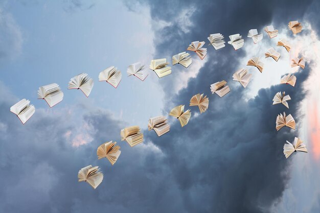 Bandada de libros voladores en nubes de tormenta