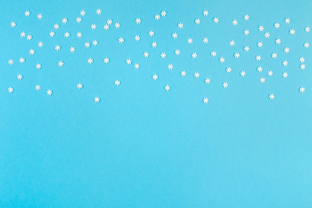 Foto una bandada de pájaros contra el cielo azul