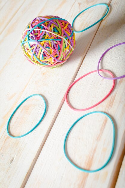 Bandas de goma y una pelota de goma