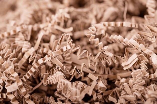 Foto bandas de papel marrón triturado de papel corrugado ecológico en rodajas para embalaje