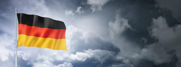 Bandeira alemã em um céu nublado