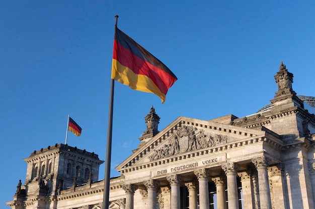 Bandeira alemã no reichstag alemão em berlim, alemanha
