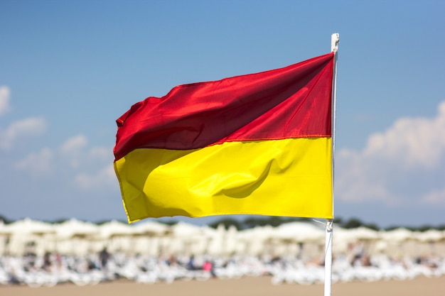 Bandeira amarela vermelha na praia. O conceito de segurança da vida.