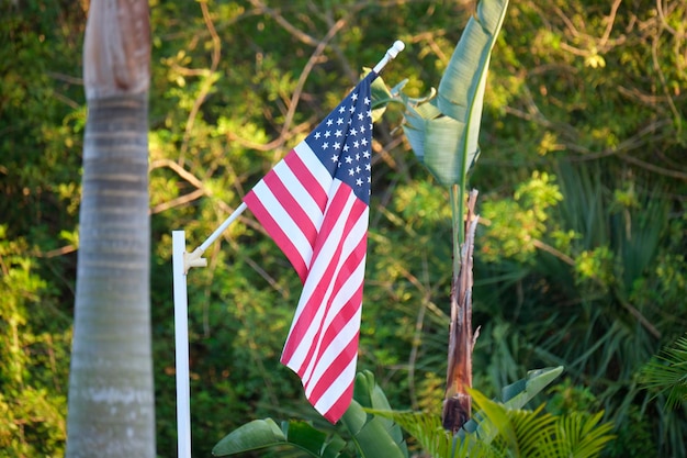 Bandeira americana acenando na esquina da casa residencial privada símbolo de patriotismo