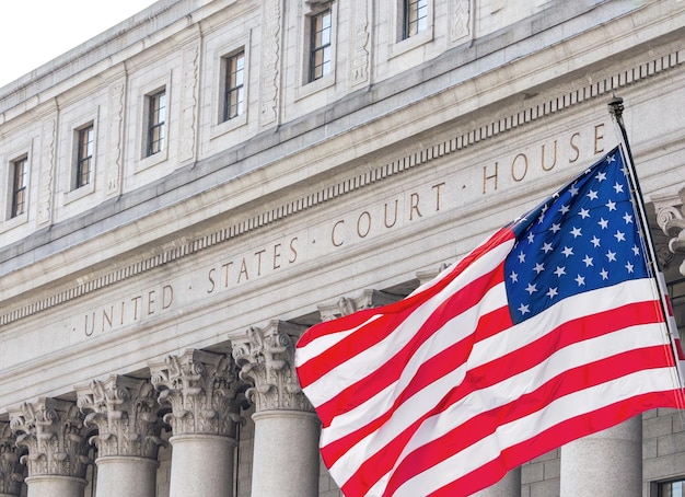 Bandeira americana balançando ao vento em frente ao tribunal de justiça dos estados unidos em nova york