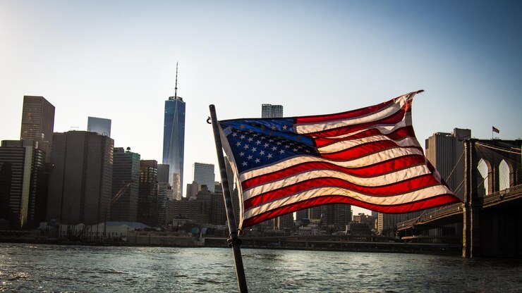 Foto bandeira americana contra arranha-céus