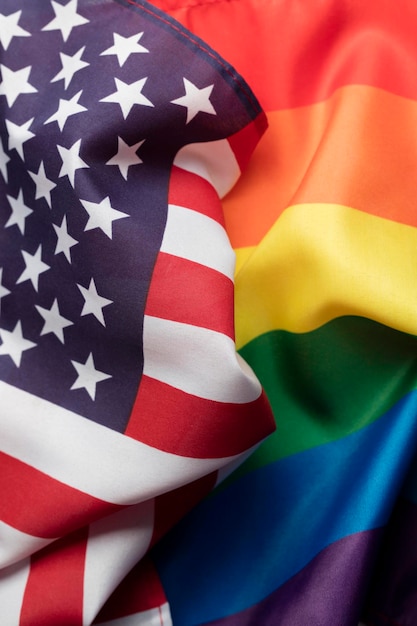 Foto bandeira americana de estrelas e listras ao lado de uma bandeira de arco-íris lgbt gay pride