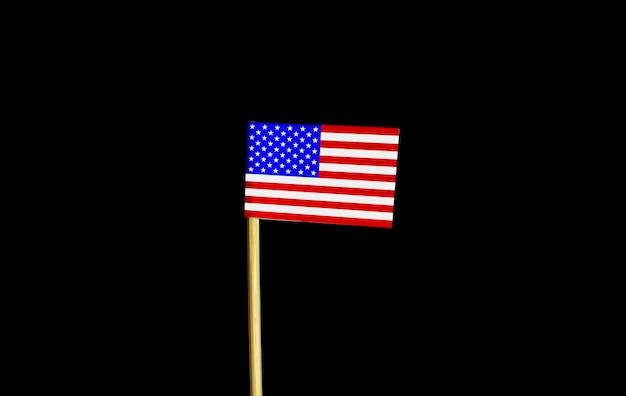 Bandeira americana de papel isolada no preto