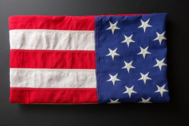 Bandeira americana dobrada em um fundo preto Feriado nacional da América dos EUA