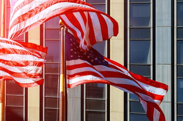 Bandeira americana durante o dia da independência com vista para manhattan, nova york, nyc, estado unido