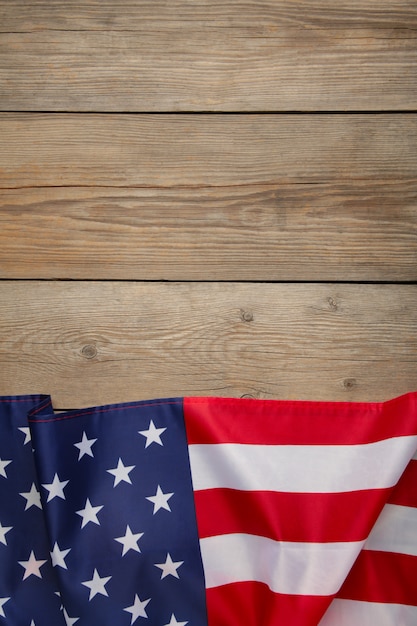 Bandeira americana em fundo cinza de madeira com espaço de cópia