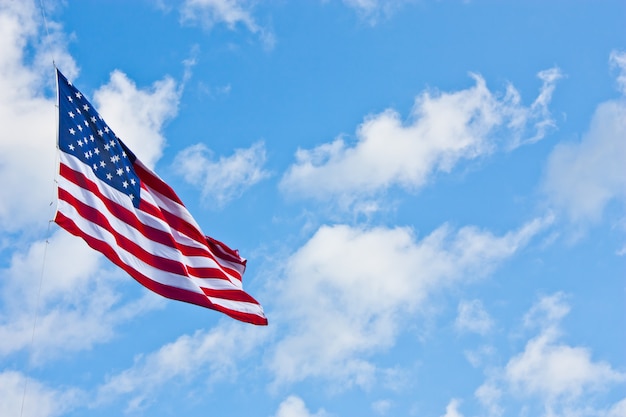 Bandeira americana em um céu azul durante um dia de vento