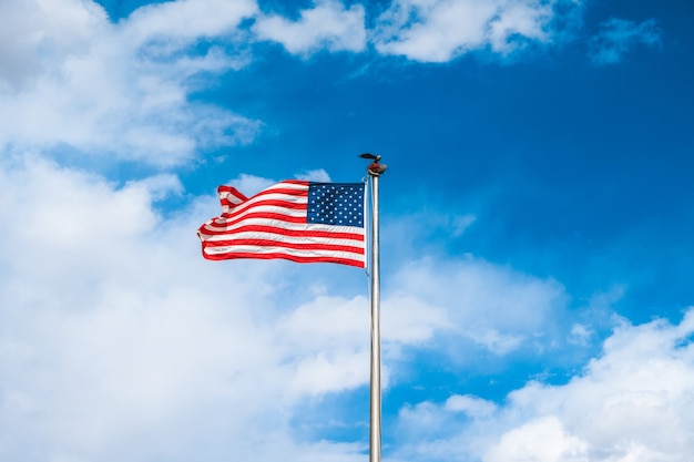 Bandeira americana em um céu azul