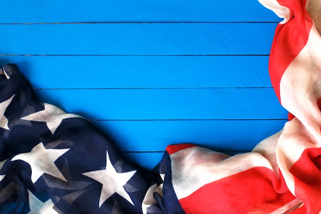 Bandeira americana na madeira azul. A bandeira dos Estados Unidos da América.