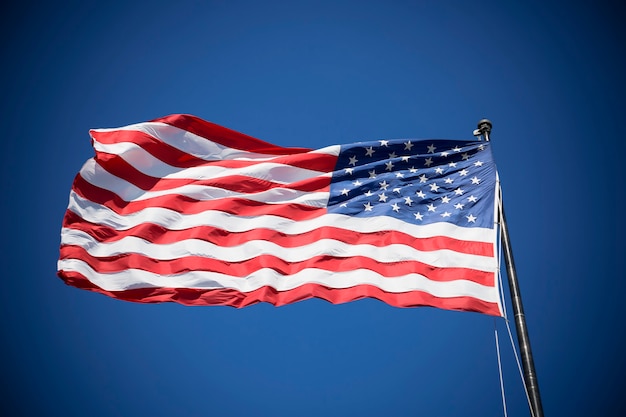 Bandeira americana no céu azul, eua, processamento fotográfico especial.