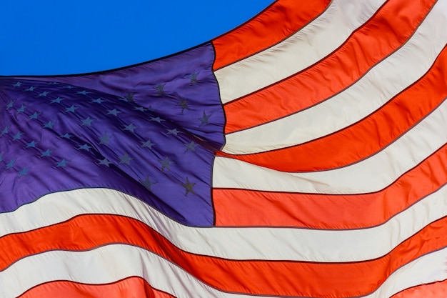 Bandeira americana ondulando lindamente com textura de tecido de listras e estrelas