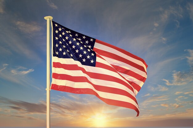 Bandeira americana tremulando no céu azul