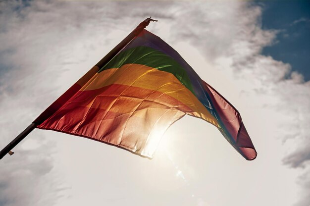 Foto bandeira arco-íris flutuando e luz do sol na cidade de s-hertogenbosch com enorme vida cultural na holanda