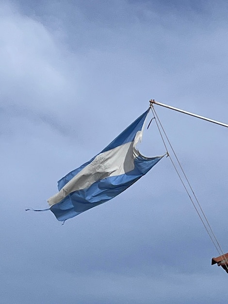 Bandeira argentina acenando na praia