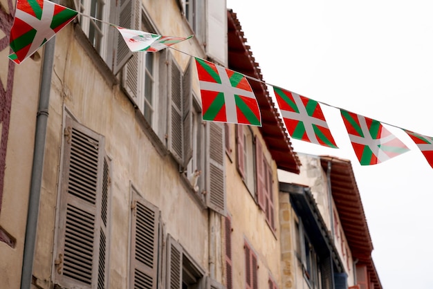 Bandeira basca na rua com casa antiga linda habitação tradicional bask