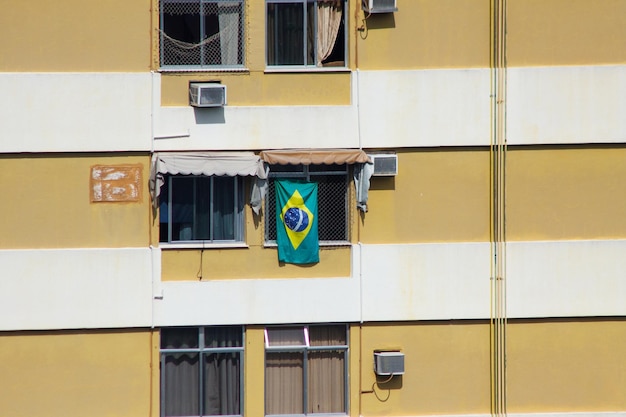 Bandeira brasileira na janela de um prédio no bairro do Leblon no Rio de Janeiro Brasil