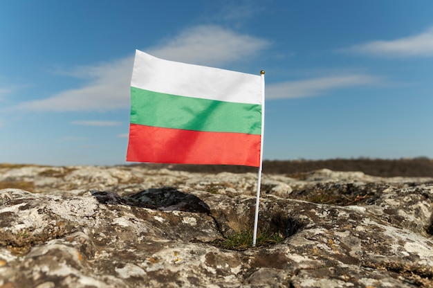 Foto bandeira búlgara na terra