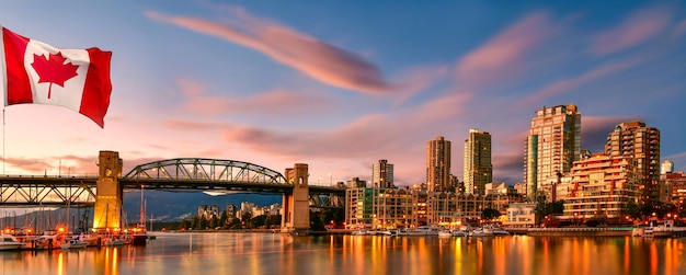 Bandeira canadense em frente à vista em vancouver, no centro da colúmbia britânica, canadá